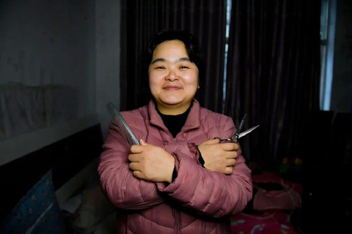 理发师晓华。图/中新社记者杨华峰摄于2025年1月