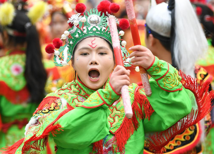 近日，在广东汕头市潮阳区，西门女子英歌队队员在街头表演。新华社记者 邓华 摄