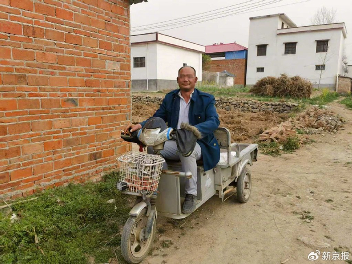 南阳市邓州十林镇的低保户卢林祥被中介带到郑州后，通过虚假材料申请贷款购车致身背巨额贷款。新京报记者 程亚龙 摄