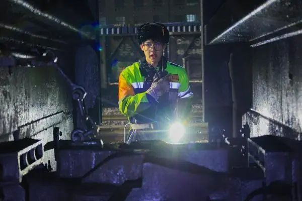1月24日，中国铁路郑州局集团有限公司长治北车站00后青年李增河在雪中进行防溜作业。张佳/摄