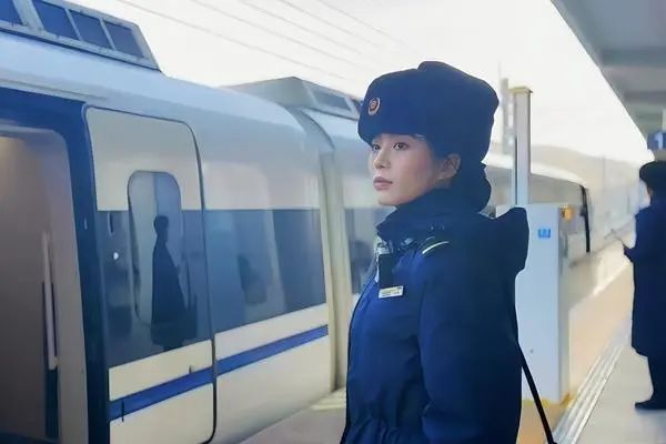 1月25日，黄龙九寨站客运值班员石德在站台盯控列车运营状态。张晋华/摄