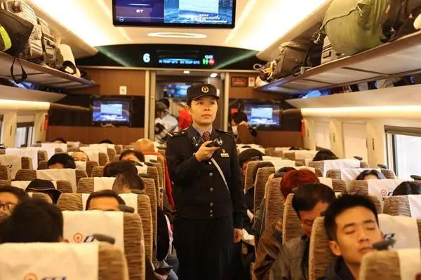 1月24日，南宁车辆段随车机械师宋圆圆在列车上进行巡检。周理/摄