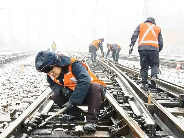 1月25日，侯马电务段青年突击队在对道岔关键部位积雪进行检查清扫。袁博/摄