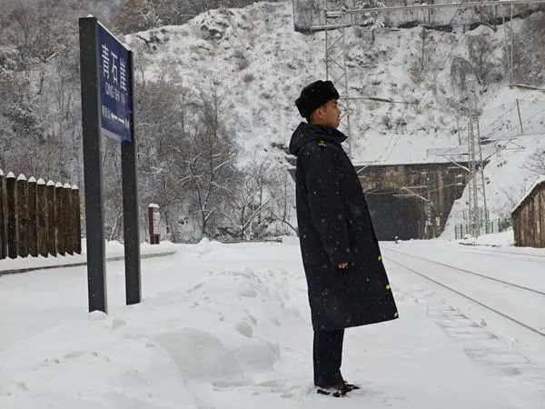 1月25日，青石崖站值班员陈刘虎在室外接车。董海嵘/摄