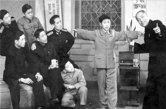 常氏相声创始人常连安给后代做形体训练