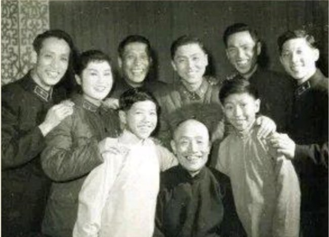 常氏相声专场演出后全家在后台合影