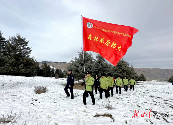 　　祁连资源管护站护林员踏雪巡山。新甘肃·甘肃日报记者 金奉乾摄