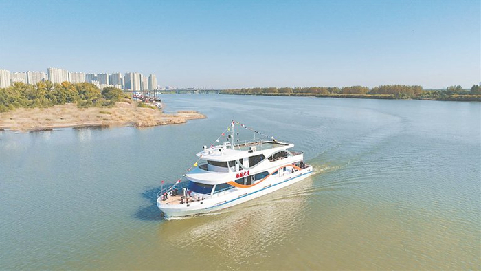 “领航之星”新能源客船。资料片