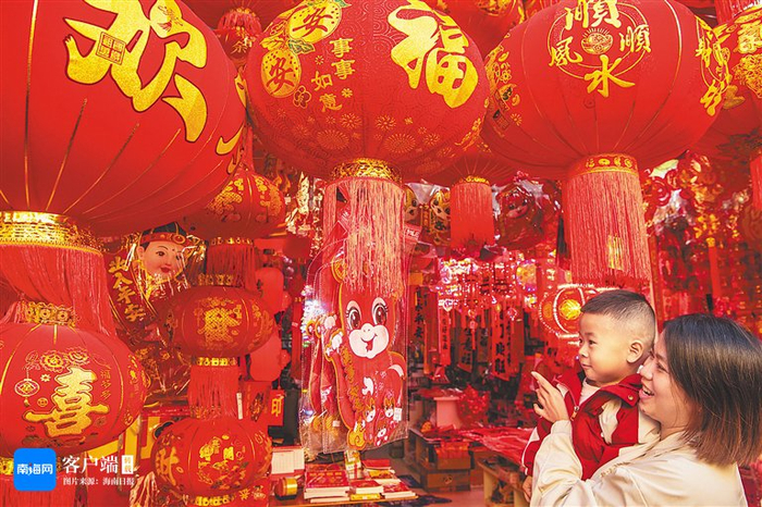 　1月24日，琼海市嘉积镇，市民挑选春节装饰品。特约记者 蒙钟德 摄