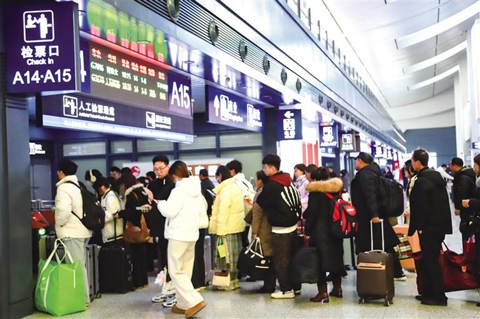 候车室旅客正在排队安检 何怡璇 摄