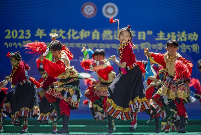 西藏大学艺术学院的演员在表演非遗舞蹈东洛热巴。 新华社记者 姜帆 摄