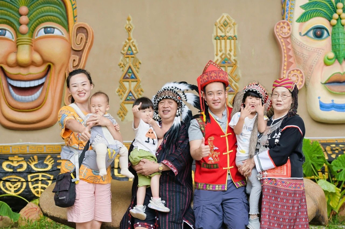 游客在槟榔谷景区体验黎族风情。景区供图