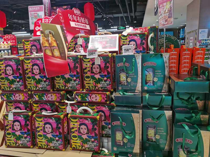 超市摆放的橄榄油礼盒。 新京报记者刘欢摄