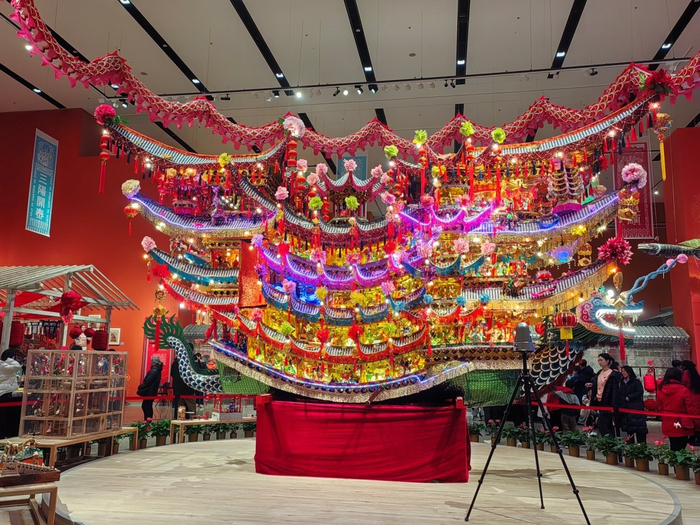 展厅中央的灯彩（乐清首饰龙），流行于浙江省乐清市。每年元宵节前后，乐清市都会举行首饰龙游行活动。中国网 吴晨笛 摄