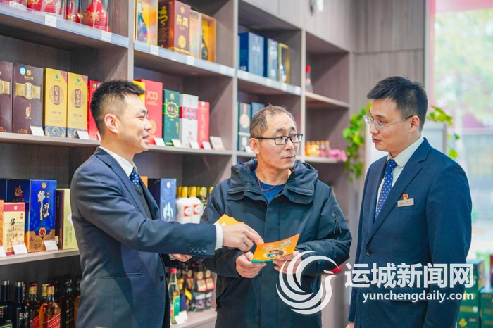 农商行工作人员在夏县尉郭乡调查药材收购情况。    本栏图片均由本报记者 陈方斌 摄