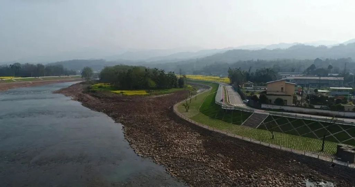 花溪河孔石桥段生态堤防