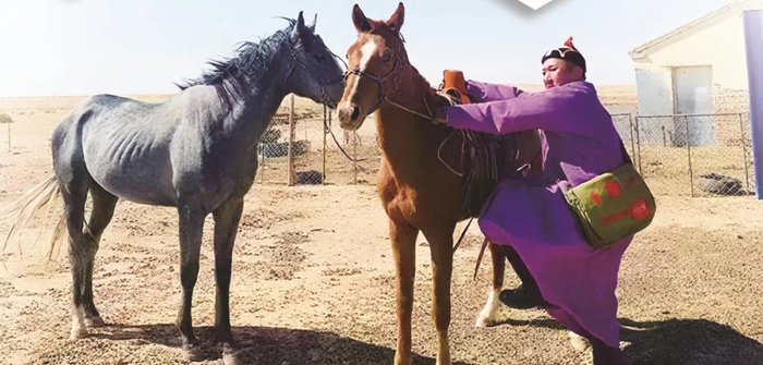 苏尼特右旗“红书包”志愿服务队队员开展送学活动。杨爱娟摄