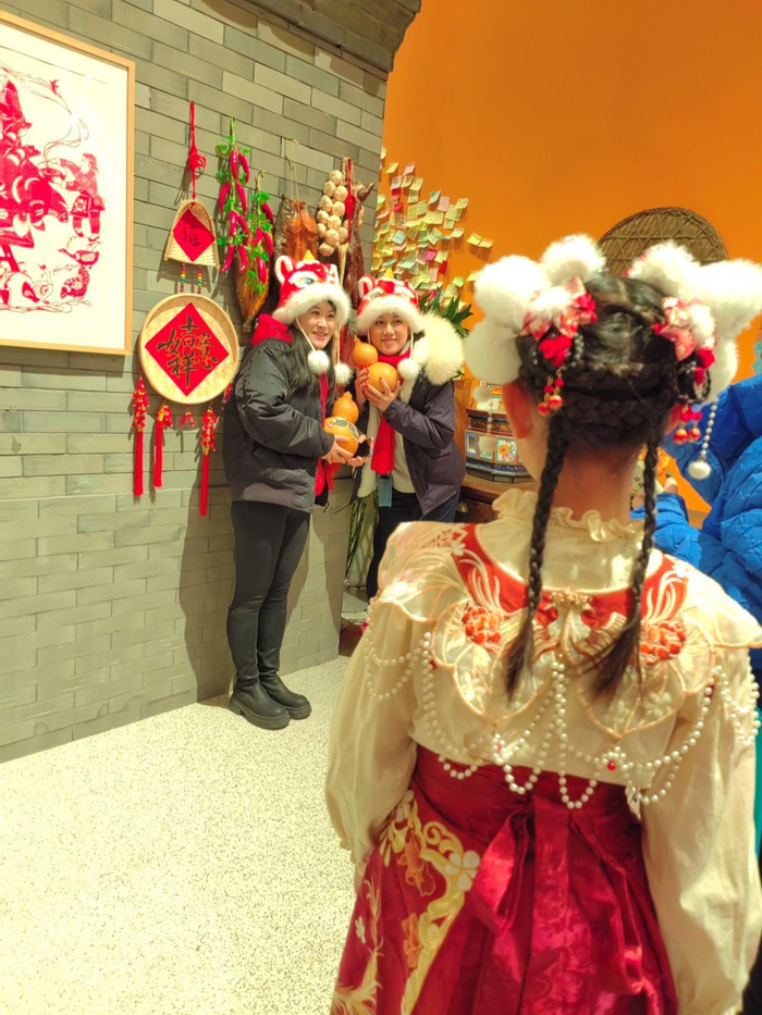 游客们穿着带有新年特色的服饰打卡拍照。中国网 吴晨笛 摄