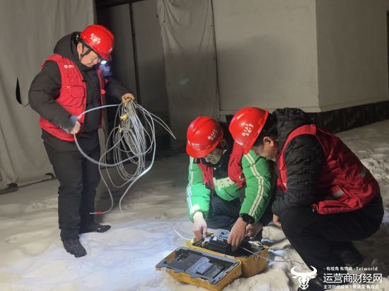 颜亭亭等工程师们夜间作业施工现场