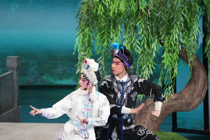 周星雨、唐纬亮相总台春晚