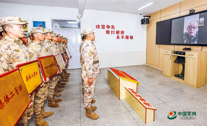 　　老英雄滕元兴受邀与陆军某旅“济南英雄连”官兵视频连线。黄振宇 摄