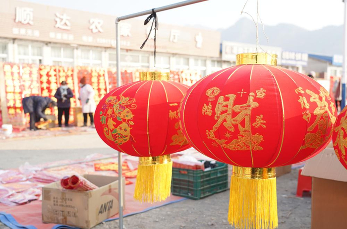 1月24日，在北京平谷区大华山镇大集上拍摄的红灯笼。新华社记者 任超 摄