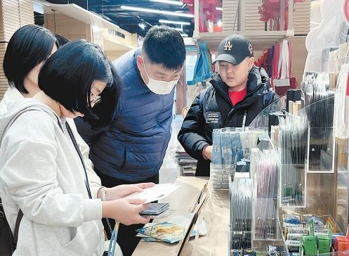     1月26日，游客在文化创意空间挑选商品。本报记者 田恬摄