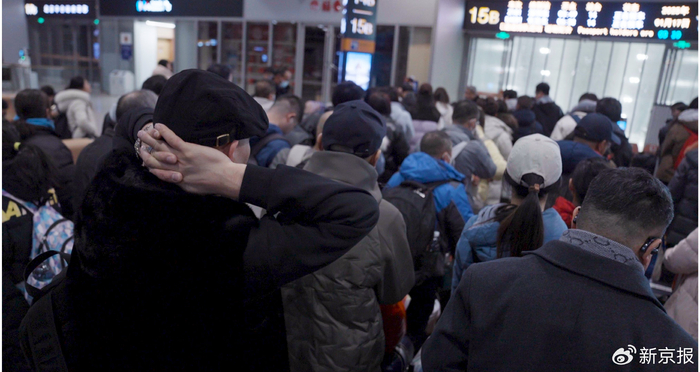 春运，乘客们在排队等候进站。新京报记者 吴瑜 摄