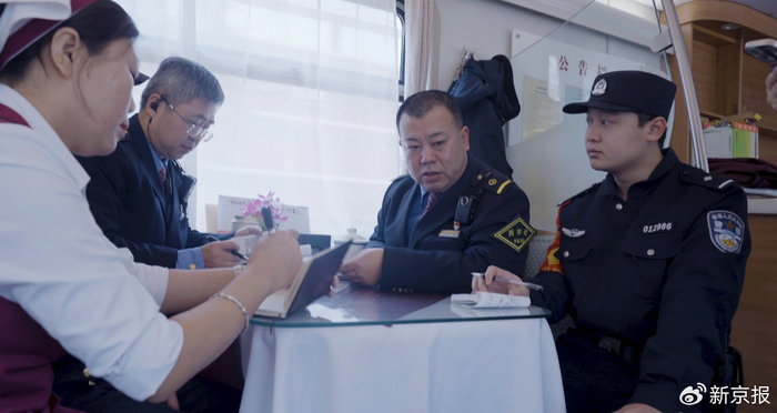 车刚启动，常红军在布置工作。新京报记者 吴瑜 摄