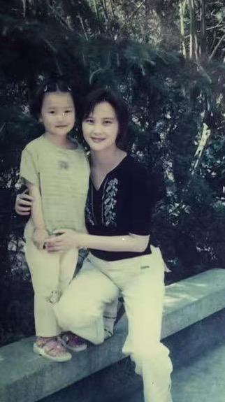 我幼时与母亲鲜有的合照。记者供图