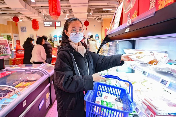 孙女士在超市购物。澎湃新闻记者 张呈君 摄