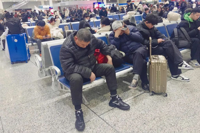 候车大厅里，等待出发的旅客们。澎湃新闻记者 邹桥 摄