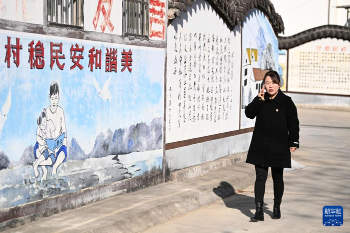1月8日，陕西省宝鸡市凤县坪坎镇银母寺村党支部书记张侠侠在前往村民家走访途中。新华社记者 李一博 摄
