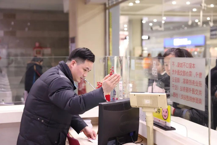 乘客提供问询服务。