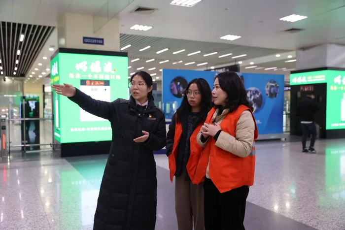 宋东华为胡瑶雯为乘客提供问询服务。受访者供图