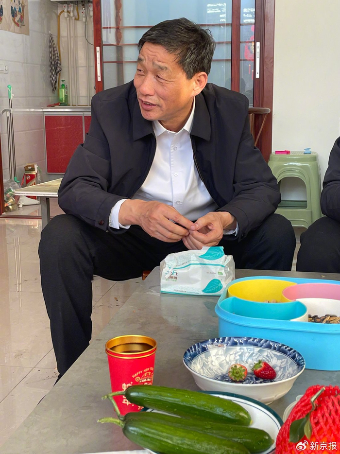 初一下午，父亲正在家里与友人聊天。新京报记者 隋坤 摄