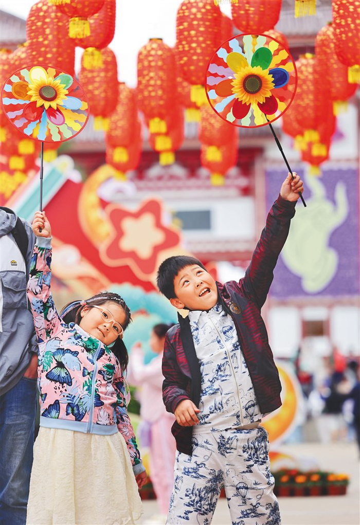 1月28日，三亚南山文化旅游区张灯结彩，人们在喜庆祥和的节庆氛围中乐享假期。海南日报特约记者 陈文武 摄