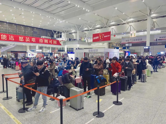 距离发车还有半个小时，检票口已排起长队。澎湃新闻记者 邹桥 摄
