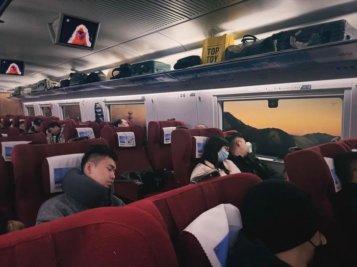 车窗外，太阳刚刚升起。澎湃新闻记者 邹桥 摄