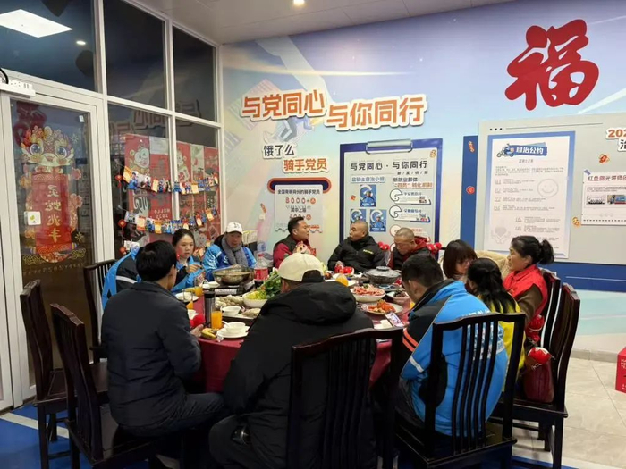 上海普陀区新时代城市建设者管理者之家和欣公寓，留沪务工人员在一起吃上了年夜饭。澎湃新闻记者 陈斯斯 摄