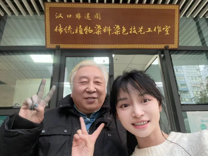 李子柒与黄荣华在工作室门前的合影。（图片来源：武汉市文化和旅游局）