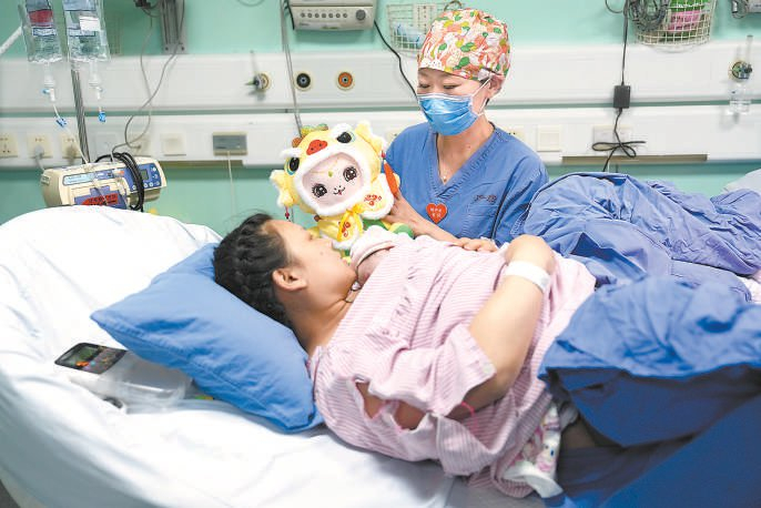 　　今天0点50分，北京妇产医院迎来第一位蛇年宝宝。本报记者 和冠欣 摄