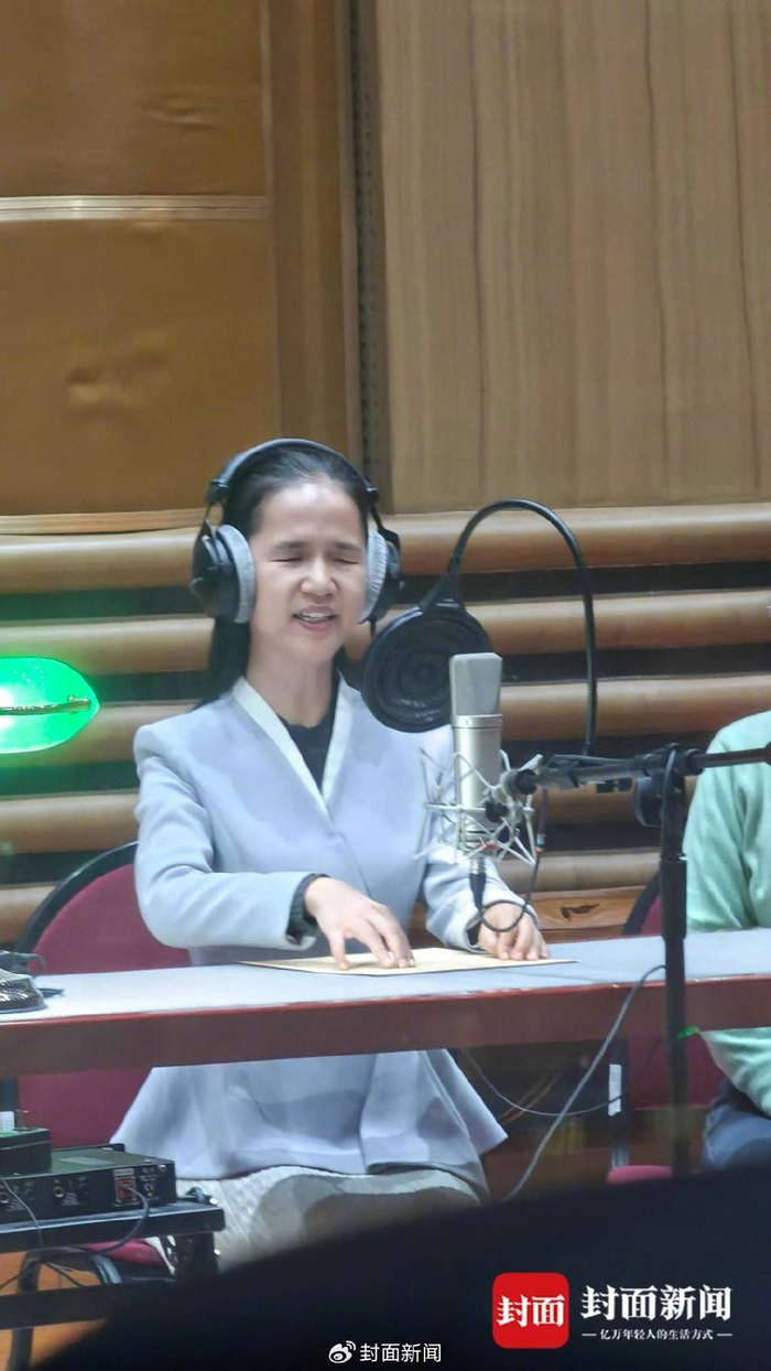 △董丽娜录制春晚节目解说 摄影 荀超