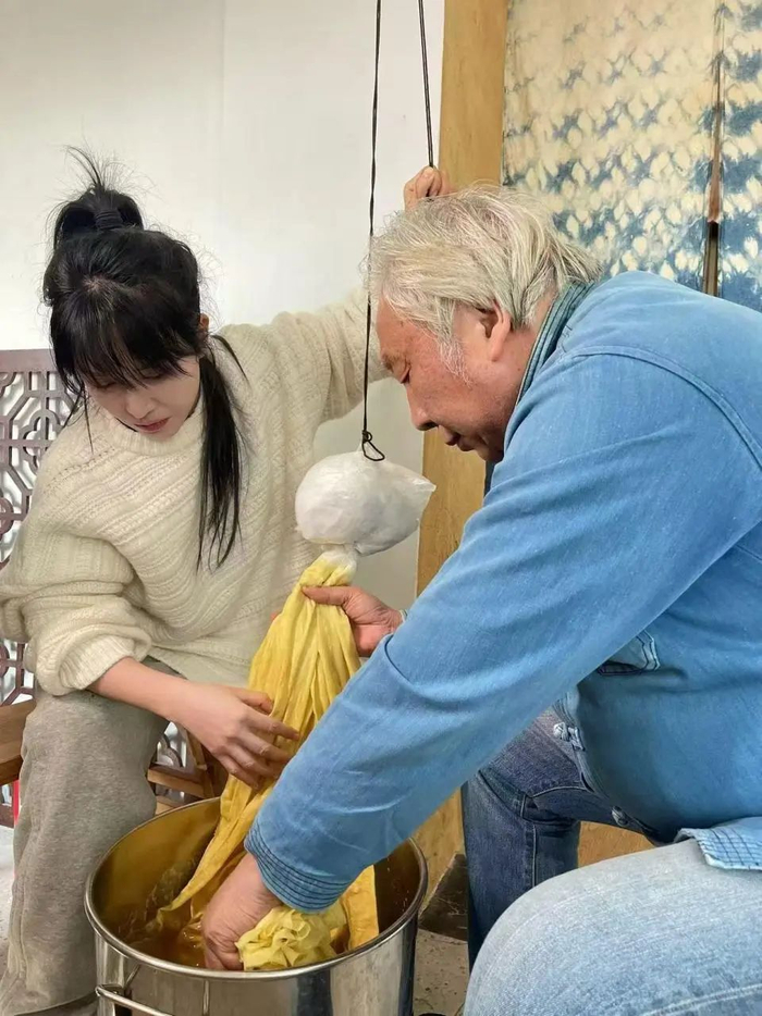 李子柒与黄荣华协作吊染。图/受访者提供