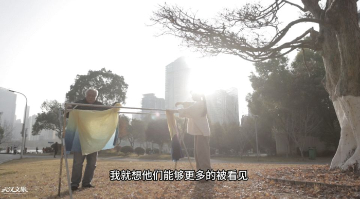 李子柒与黄荣华晾晒成品。