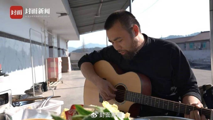 李娇娥弹奏吉他