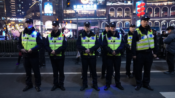 除夕夜在南滨路坚守的民辅警们。 第1眼TV-华龙网记者 陈洋 摄