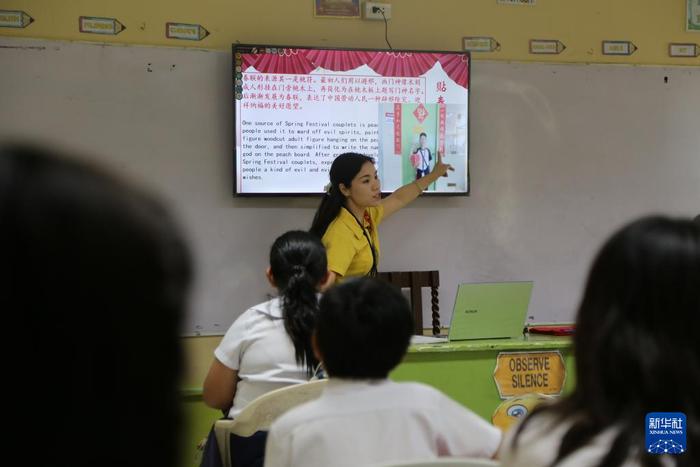 　　1月27日，在位于菲律宾棉兰老岛北苏里高省的孙逸仙小学，学生们在中文课堂上学习春节文化。新华社记者 聂晓阳 摄