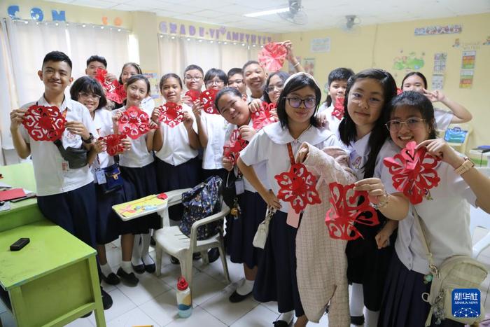 　　1月27日，在位于菲律宾棉兰老岛北苏里高省的孙逸仙小学，学生们在中文课堂上展示窗花作品。新华社记者 聂晓阳 摄