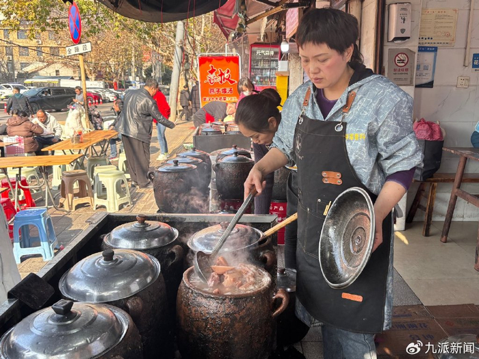 煨汤馆生意火热。图/九派新闻记者 蔡晓萱